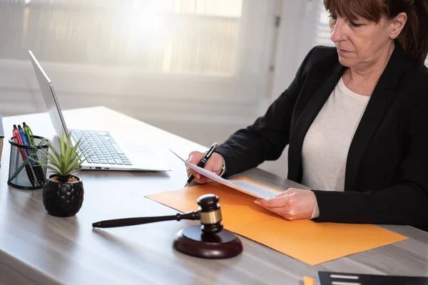 Жінка Адвокат Працює Документі Концепція Правової Консультативної Правосуддя — стокове фото