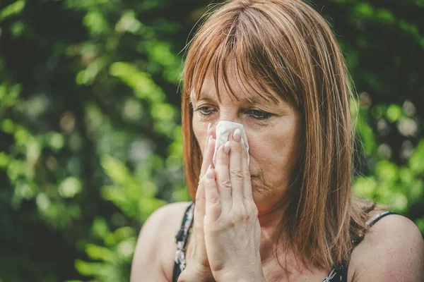 Mujer Madura Sonándose Nariz Aire Libre — Foto de Stock