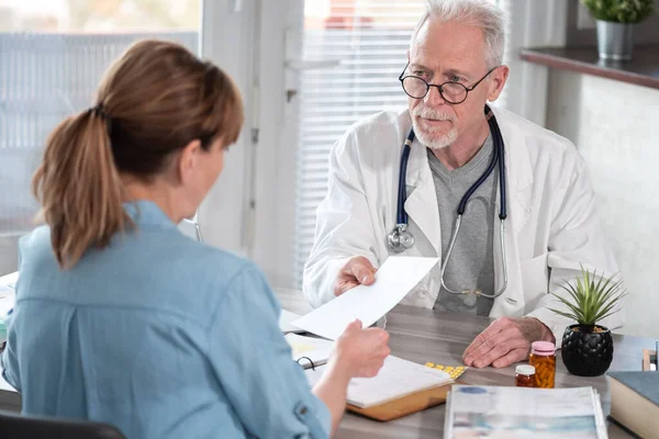 Senior Arzt Gibt Seiner Patientin Arztpraxis Rezept — Stockfoto