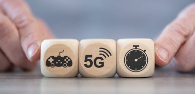 Tahta küplerdeki simgelerle 5G kavramı