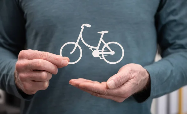 Homem Segurando Uma Bicicleta Papel Símbolo Seguro Bicicleta — Fotografia de Stock