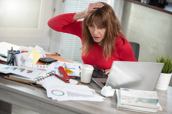 Überarbeitete Reife Geschäftsfrau Sitzt Einem Chaotischen Schreibtisch — Stockfoto