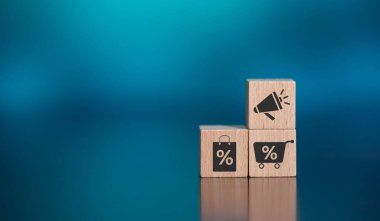 Satışlar kavramı ve ahşap küplerdeki simgelerle indirim.