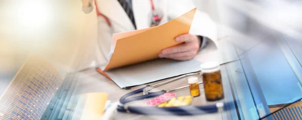 Läkare Som Läser Medicinsk Rapport Kontoret Flerfaldig Exponering — Stockfoto