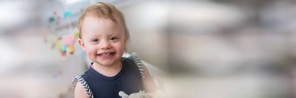 Retrato Bebê Bonito Feliz Menina Com Belo Sorriso Bandeira Panorâmica — Fotografia de Stock