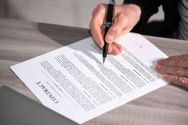 Erkek eller sözleşmenin içeriğini kontrol ediyor