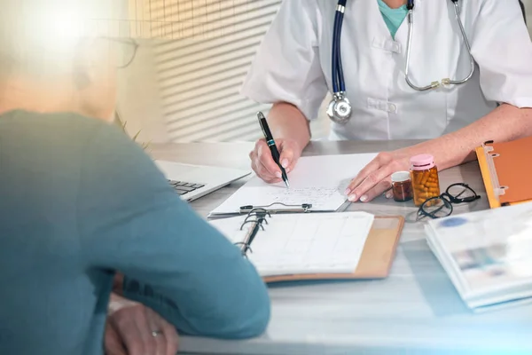 Médica Mulher Que Escreve Prescrição Para Seu Paciente Consultório Médico — Fotografia de Stock