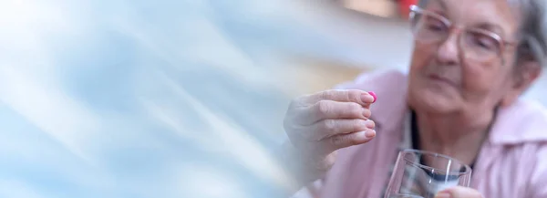 Donna Anziana Che Prende Medicina Casa Banner Panoramico — Foto Stock