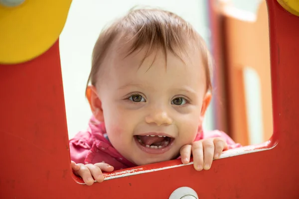 Linda Niña Divirtiéndose Parque Infantil Mirando Cámara — Foto de Stock