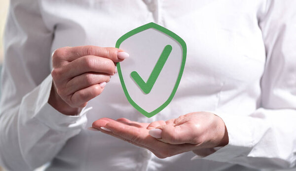 Концепция утвержденной системы защиты с бумажным щитом, удерживаемым женской рукой