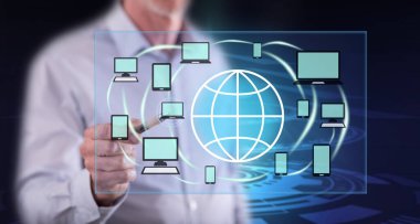 Bir adam dokunmatik ekranda küresel bağlantı kavramına bir kalemle dokunuyor