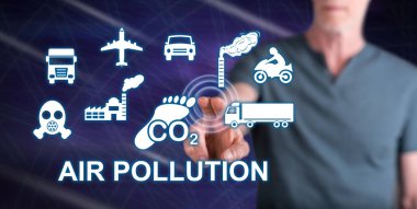 Adam dokunmatik ekranda hava kirliliği kavramına parmağıyla dokunuyor.