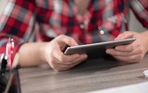 Mains Féminines Tenant Utilisant Une Tablette Numérique — Photo