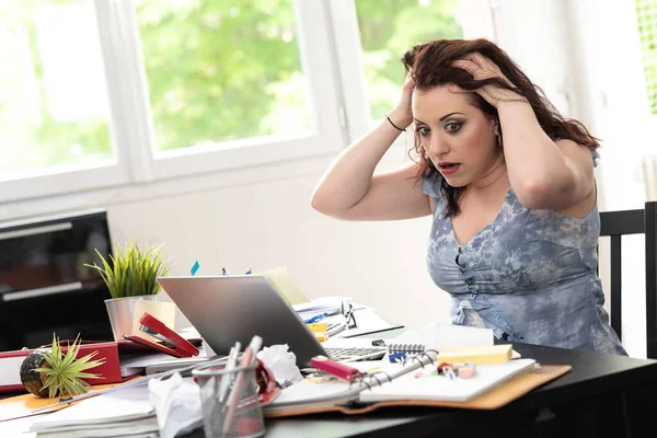 Jovem Empresária Sobrecarregada Sentada Uma Mesa Bagunçada   Fotografia de Stock