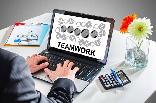 Man Typen Een Laptop Met Een Teamwork Concept — Stockfoto