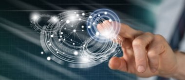 Adam dokunmatik ekranda sanal teknoloji konseptine parmağıyla dokunuyor.