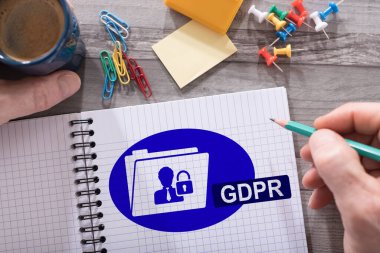 Masaya yerleştirilmiş bir not defterine Gdpr kavramı çizildi