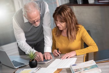 Ofiste mali istatistikler üzerinde çalışan iş arkadaşları