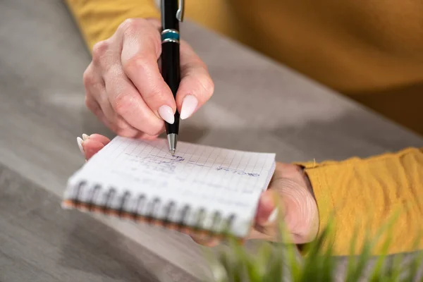 Mains Féminines Avec Stylo Écriture Sur Bloc Notes — Photo