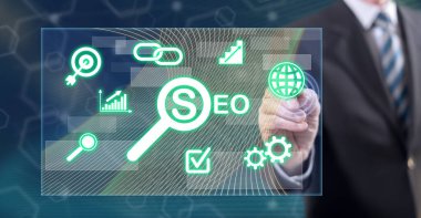 Dokunmatik ekranda stil kalemiyle bir seo konseptine dokunan adam.