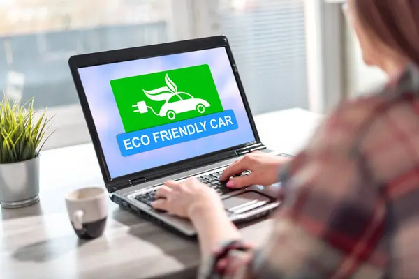 Laptop Ekranında Çevre Dostu Bir Araba Konsepti Gösteriliyor — Stok fotoğraf