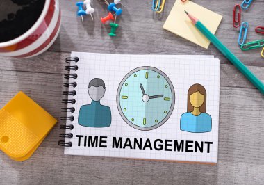 Bir masa üzerine yerleştirilen bir not defteri çizilmiş zaman yönetimi kavramı
