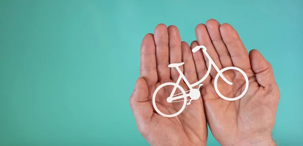 Conceito Seguro Bicicleta Com Bicicleta Papel Nas Mãos Sobre Fundo — Fotografia de Stock