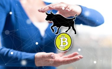 Arka planda bir kadının elleri arasında Bitcoin kabadayılığı eğilimi