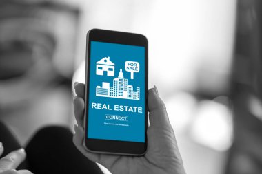 Bir emlak konseptini gösteren akıllı telefon ekranı