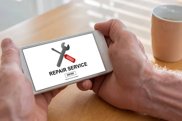 Manliga Händer Som Håller Smartphone Med Reparation Service Koncept — Stockfoto