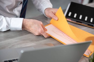 İşadamı kağıt belgelerle klasör açıyor