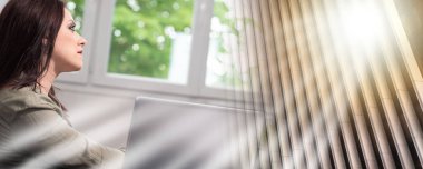 Genç düşünceli iş kadını dışarı bakıyor, birden fazla teşhir.