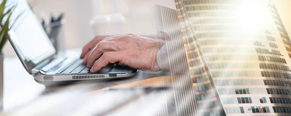 Manos Masculinas Escribiendo Teclado Del Ordenador Portátil Exposición Múltiple — Foto de Stock