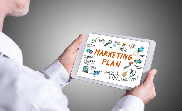 Hombre Sosteniendo Una Tableta Mostrando Concepto Plan Marketing — Foto de Stock