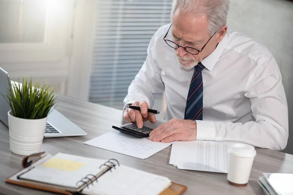 Senior Geschäftsmann Mit Taschenrechner Konzept Von Finanzen Und Wirtschaft — Stockfoto