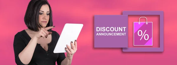 Woman Using Digital Tablet Discount Announcement Concept Background — Stock Photo, Image