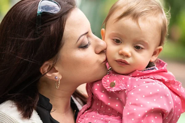 Retrato Jovem Mãe Beijando Seu Bebê Bonito Menina Livre — Fotografia de Stock