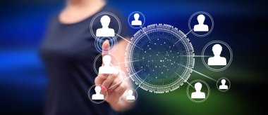 Kadın dokunmatik ekranda bir sosyal ağa parmağıyla dokunuyor.