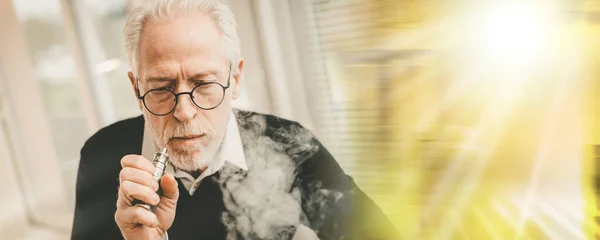 Retrato Homem Idoso Fumando Cigarro Eletrônico Exposição Múltipla — Fotografia de Stock