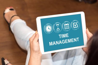 Bir zaman yönetimi kavramını gösteren tablet ekranı