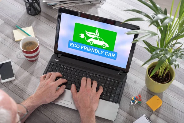 Человек Использующий Ноутбук Концепцией Экологически Чистого Автомобиля Экране — стоковое фото