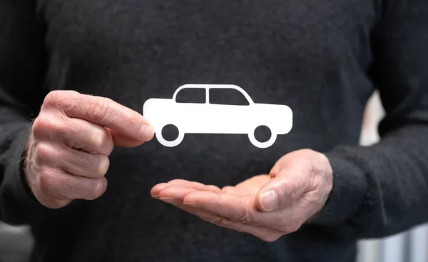 Mann Mit Papierauto Konzept Der Autoversicherung — Stockfoto