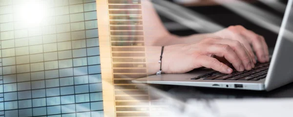 Mãos Femininas Trabalhando Laptop Escritório Exposição Múltipla — Fotografia de Stock