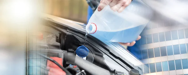 Manos Del Mecánico Que Vierte Líquido Azul Lavadora Del Parabrisas — Foto de Stock