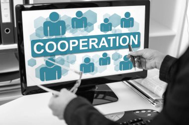 İş kadını bilgisayar ekranında işbirliği kavramını gösteriyor