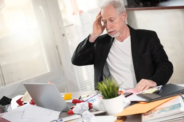 Überlasteter Senior Geschäftsmann Sitzt Unordentlichem Schreibtisch — Stockfoto