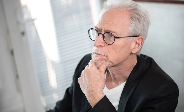 Retrato Del Hombre Negocios Con Mano Barbilla — Foto de Stock