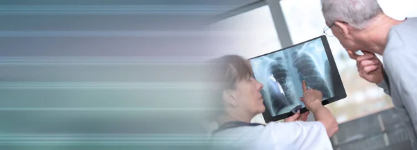 在医务室向病人展示X光的女医生 全景横幅 — 图库照片