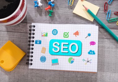 Masaya yerleştirilmiş bir not defterine Seo konsepti