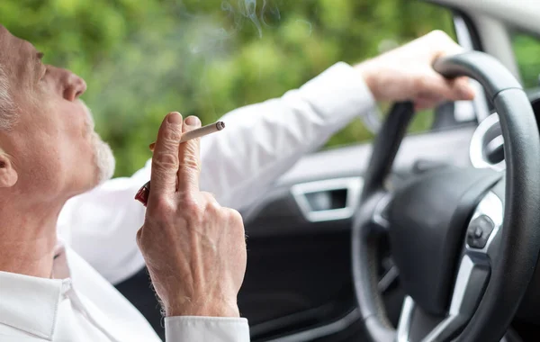 Ηλικιωμένος Καπνίζει Ένα Τσιγάρο Ενώ Οδηγεί — Φωτογραφία Αρχείου